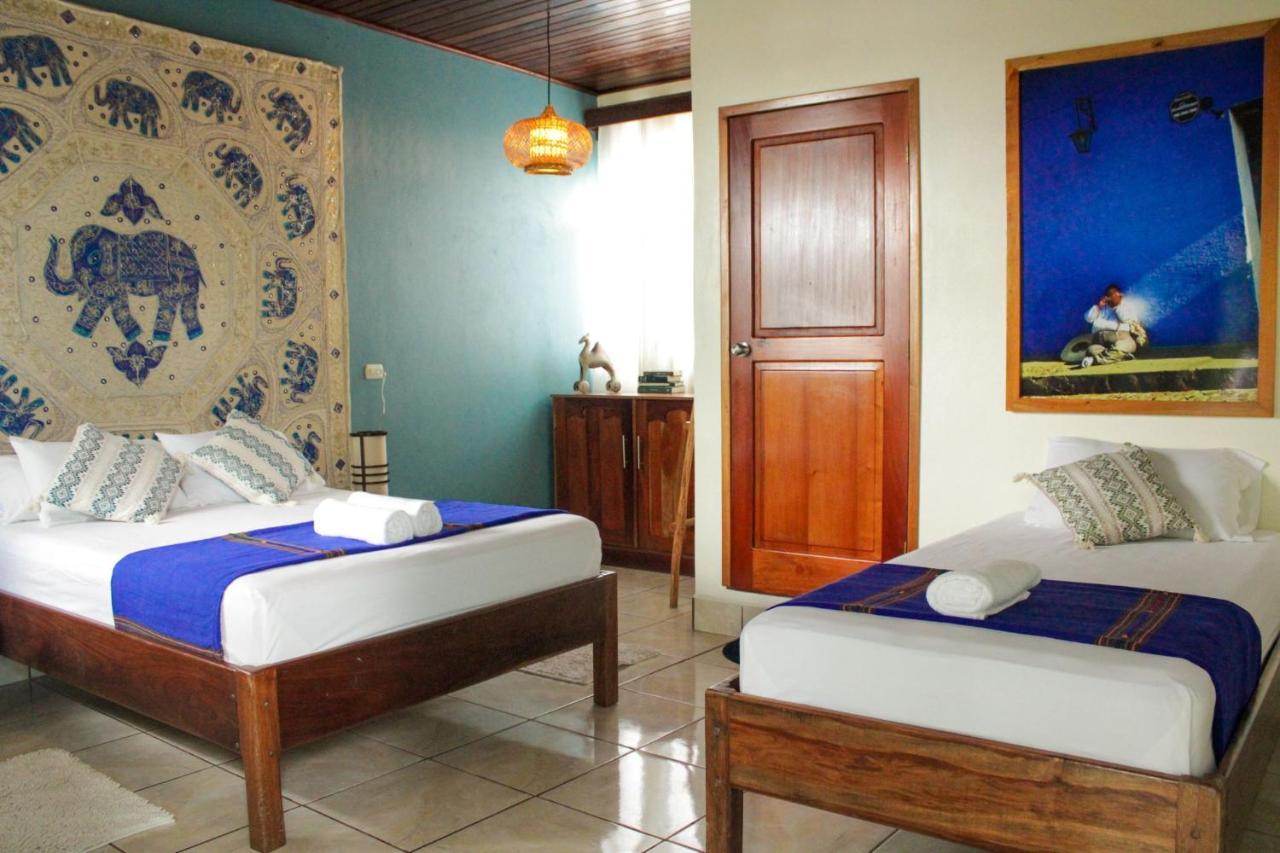 Los Amigos Hostel Flores Exterior photo