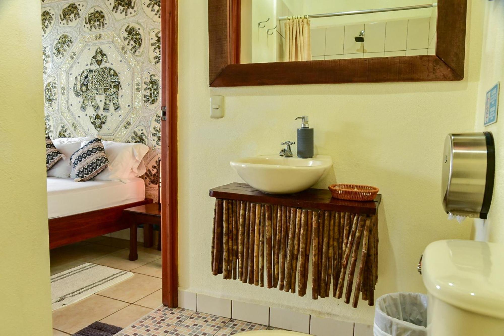 Los Amigos Hostel Flores Exterior photo